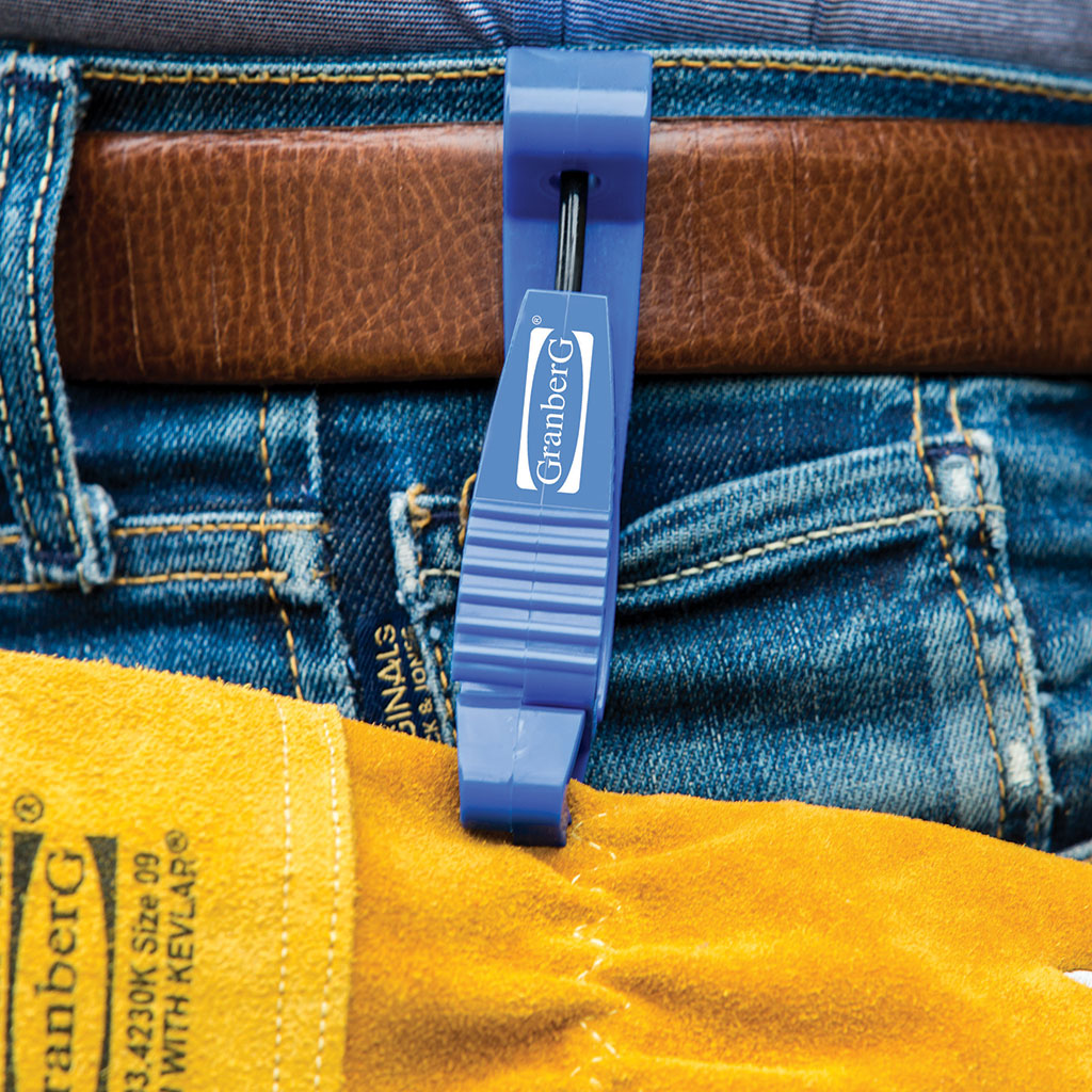 Granberg hanskeklips festet i belte – holder arbeidshansker lett tilgjengelig