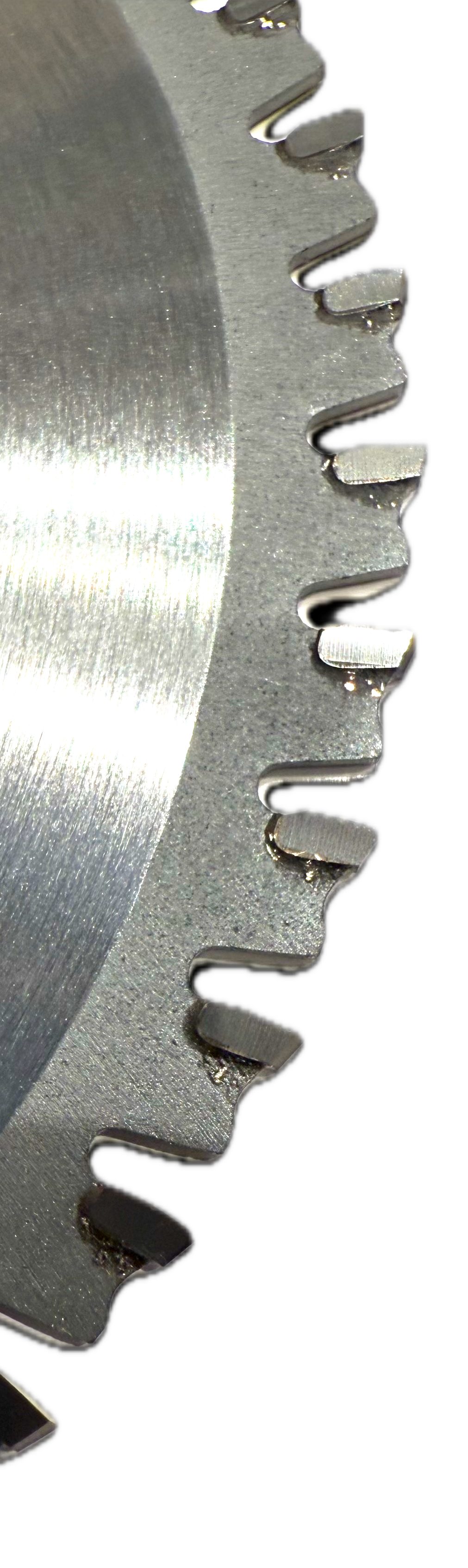 Nærbilde av karbidtenner på sagblad for metall 136 mm