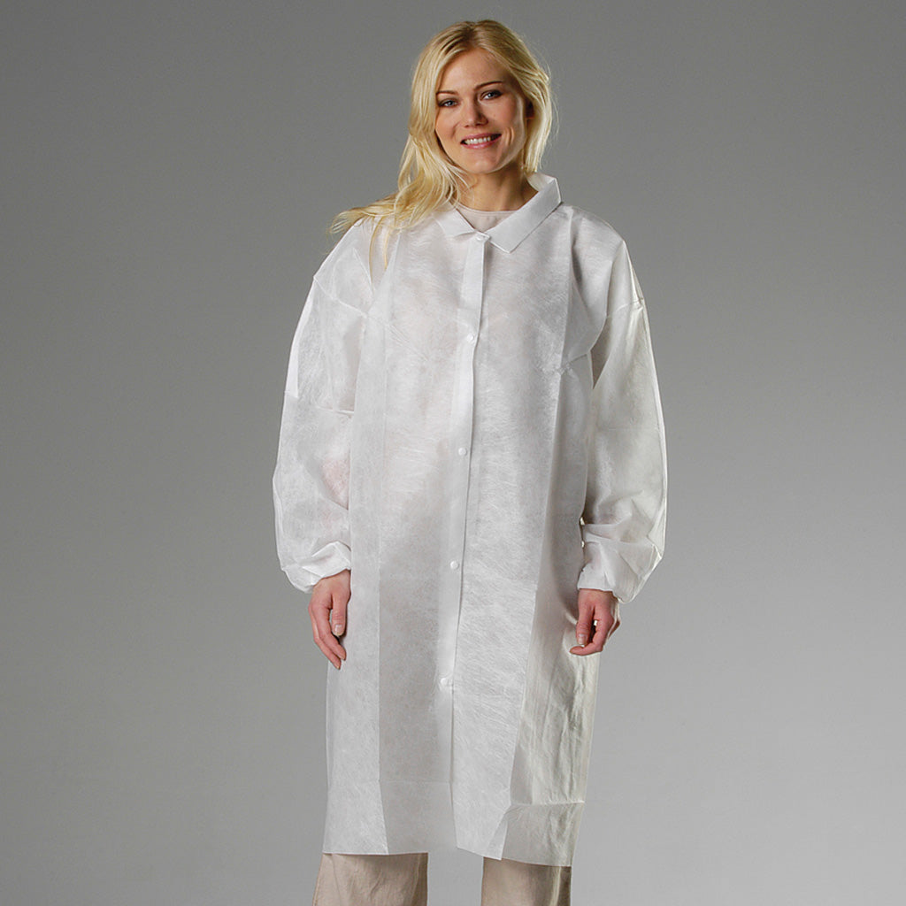 Hvit engangs besøksfrakk Granberg 0090A i pustende polypropylen, knelang med trykknapper og strikk ved håndledd – one size