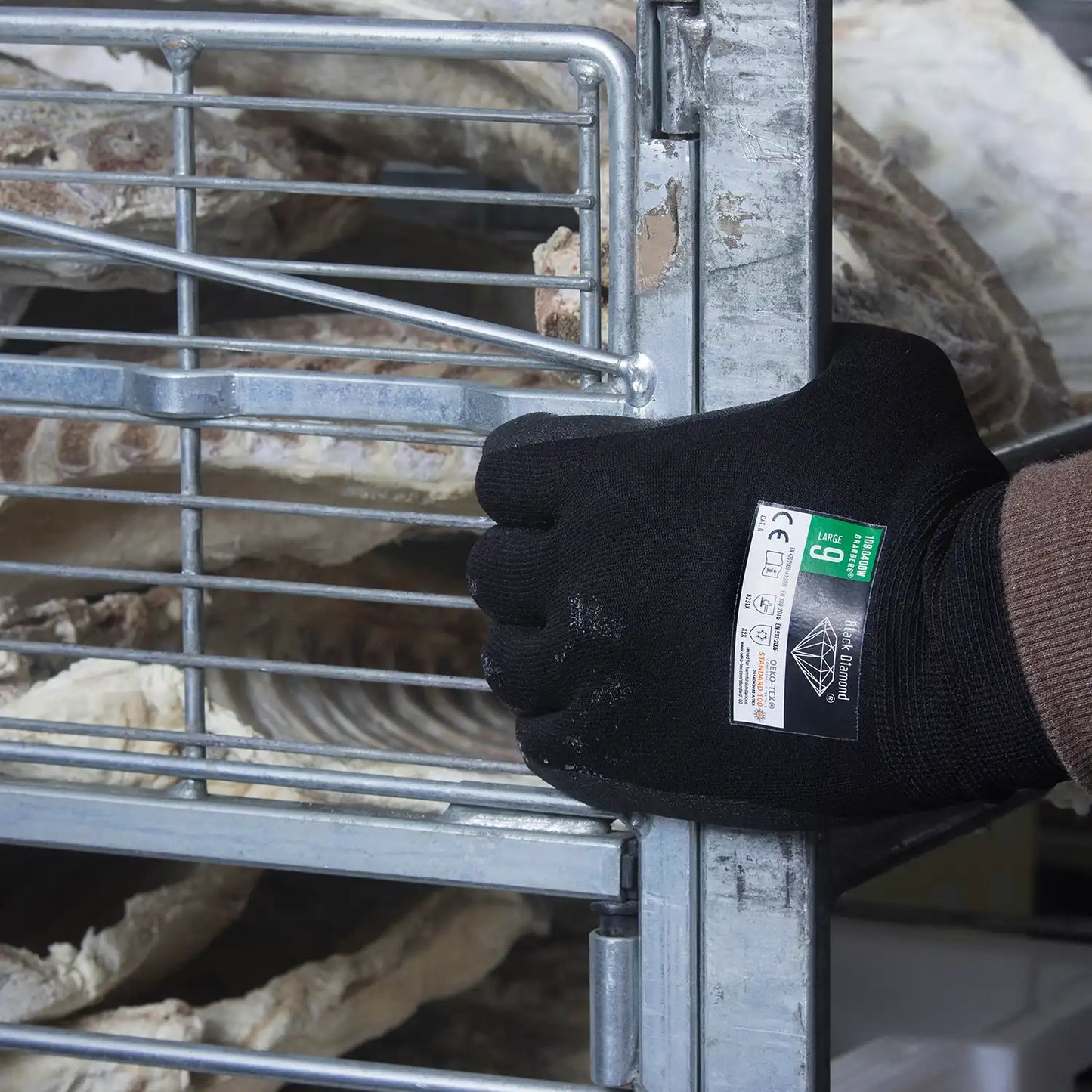 Granberg 0400W hanske i bruk i kaldt industrimiljø – beskytter mot kulde, olje og fuktighet