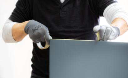 Granberg 0433 monteringshansker i bruk – presis måling/montering med sikkert PU-grep