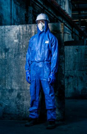 Arbeider i fullt verneutstyr med Granberg 0630 – beskyttelse ved kjemikaliehåndtering