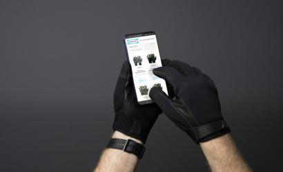 Granberg 2212 taktiske hansker – touchskjerm-kompatible fingertupper i bruk med smarttelefon