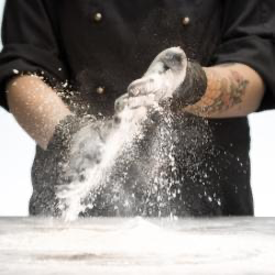 Kokk baker med svarte Granberg 628 Soft Nitrile engangshansker – pudderfri, matgodkjent og med godt grep