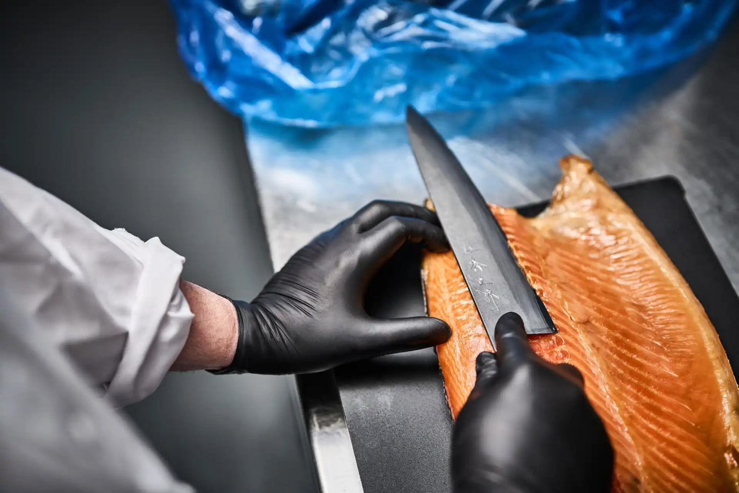 Granberg 635 svarte Soft Nitrile engangshansker ved filetering av laks – matgodkjent, pudderfri og akseleratorfri