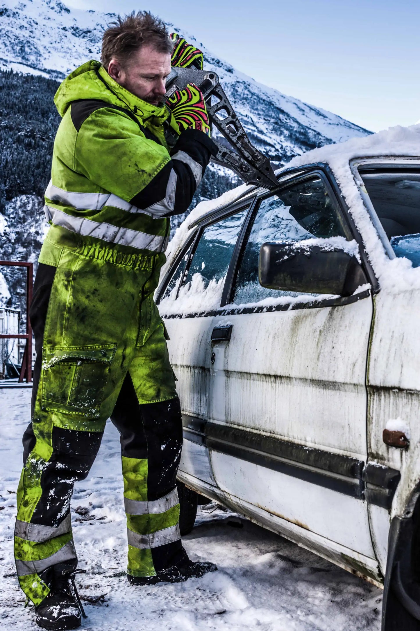 Arbeider med Granberg 9002 vanntette, vinterfôrede hansker i kaldt utendørsmiljø