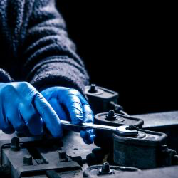 Granberg 770 blå nitril engangshansker – arbeid med fastnøkkel på maskindel