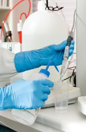 Granberg 951 blå nitrilhansker – pH-måling i beger mens prøven skylles med vaskeflaske i laboratorium