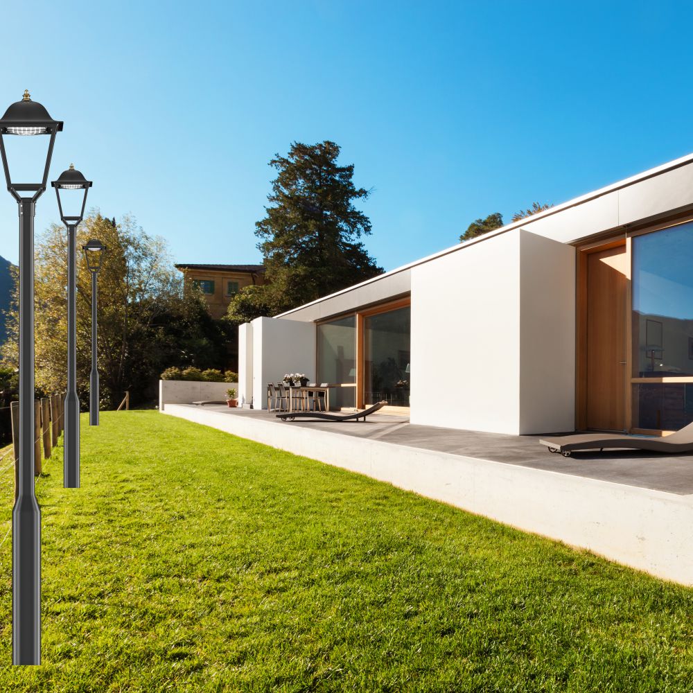Avarta LED stolpelamper i klassisk lykteform langs gangvei ved moderne bolig og hage