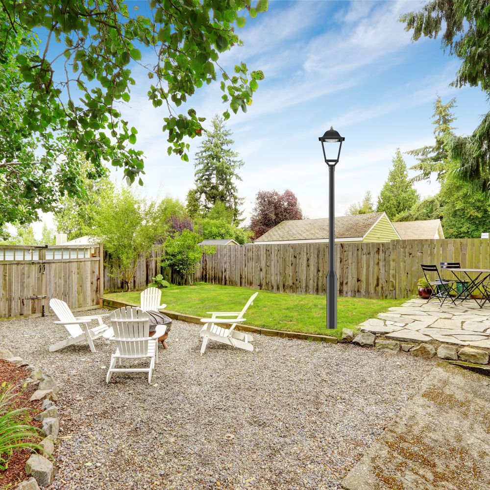 Avarta LED stolpelampe i klassisk lykteform – montert i privat hage med sittegruppe