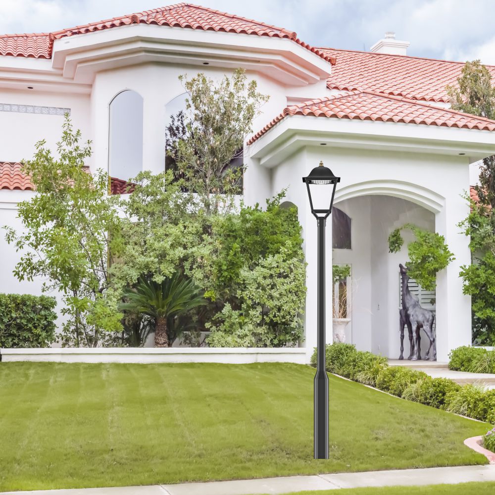 Avarta LED stolpelampe i klassisk lykteform – montert i hage/innkjørsel foran en villa