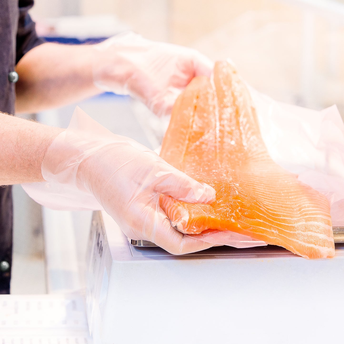 Granberg 0090 klare LDPE engangshansker – håndtering av laksefilet i ferskvaredisk, matgodkjent og hygienisk