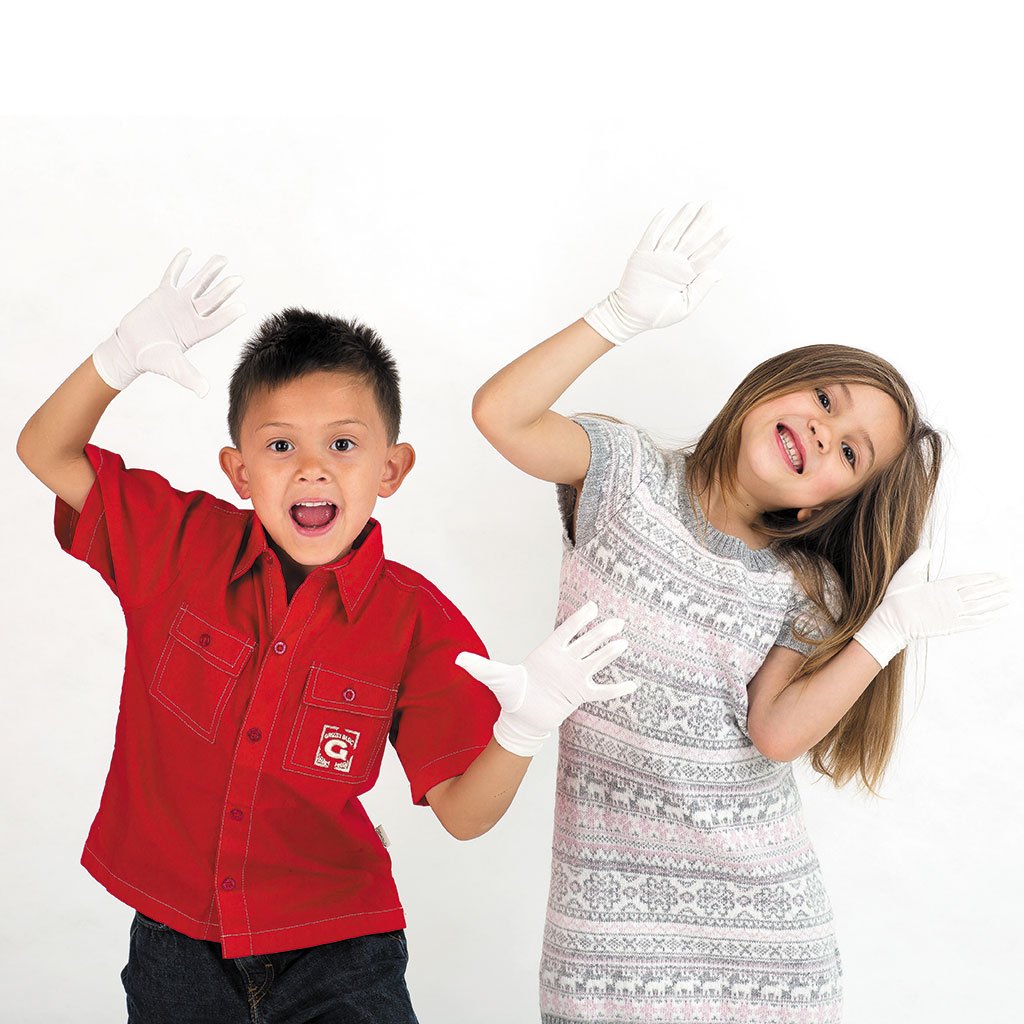 To barn med hvite eksemhansker som leker – komfortable hansker for daglig bruk