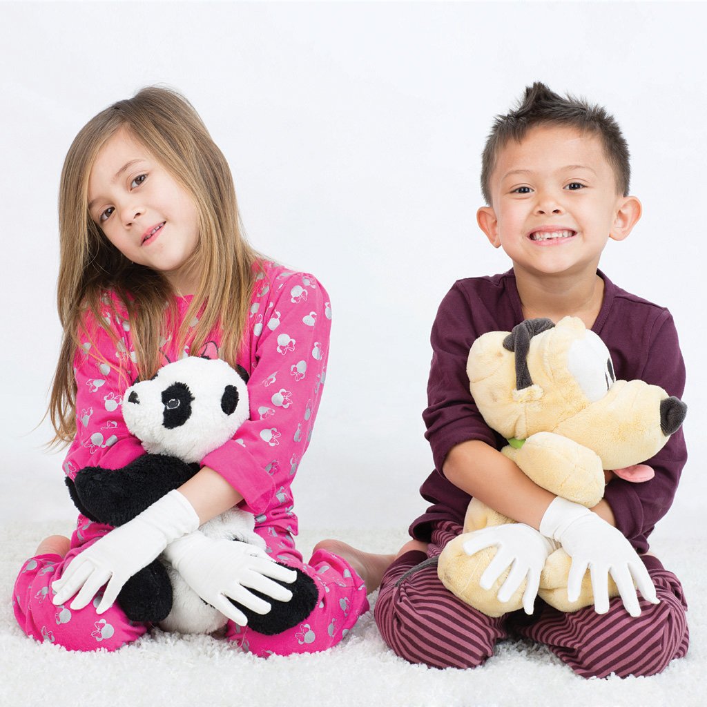 Barn som holder kosedyr med Granberg 0155 eksemhansker – skånsom beskyttelse ved eksem