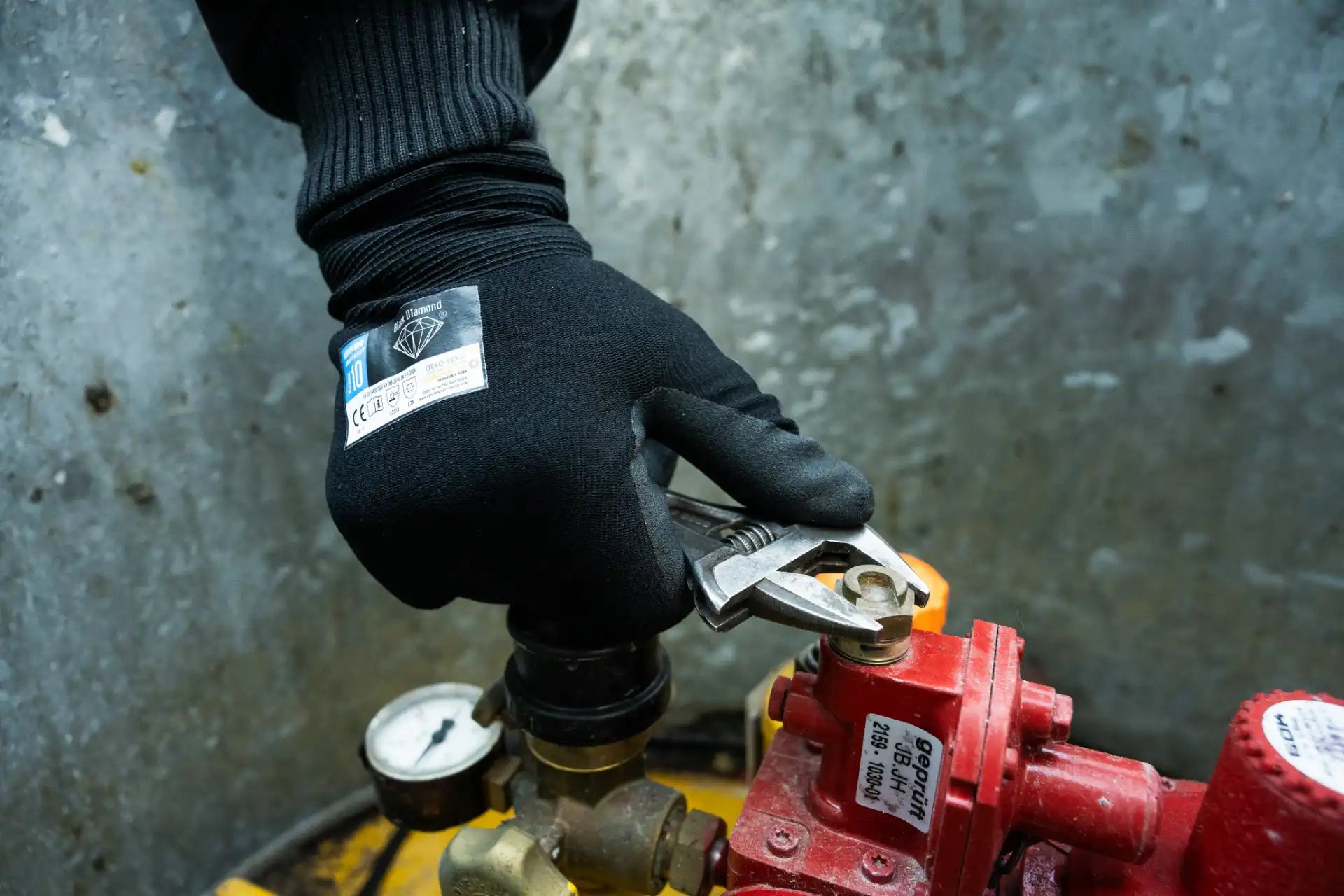 Granberg 0400W vinterhanske brukes ved justering av ventil med skiftenøkkel – arbeidshanske med godt grep i kalde omgivelser