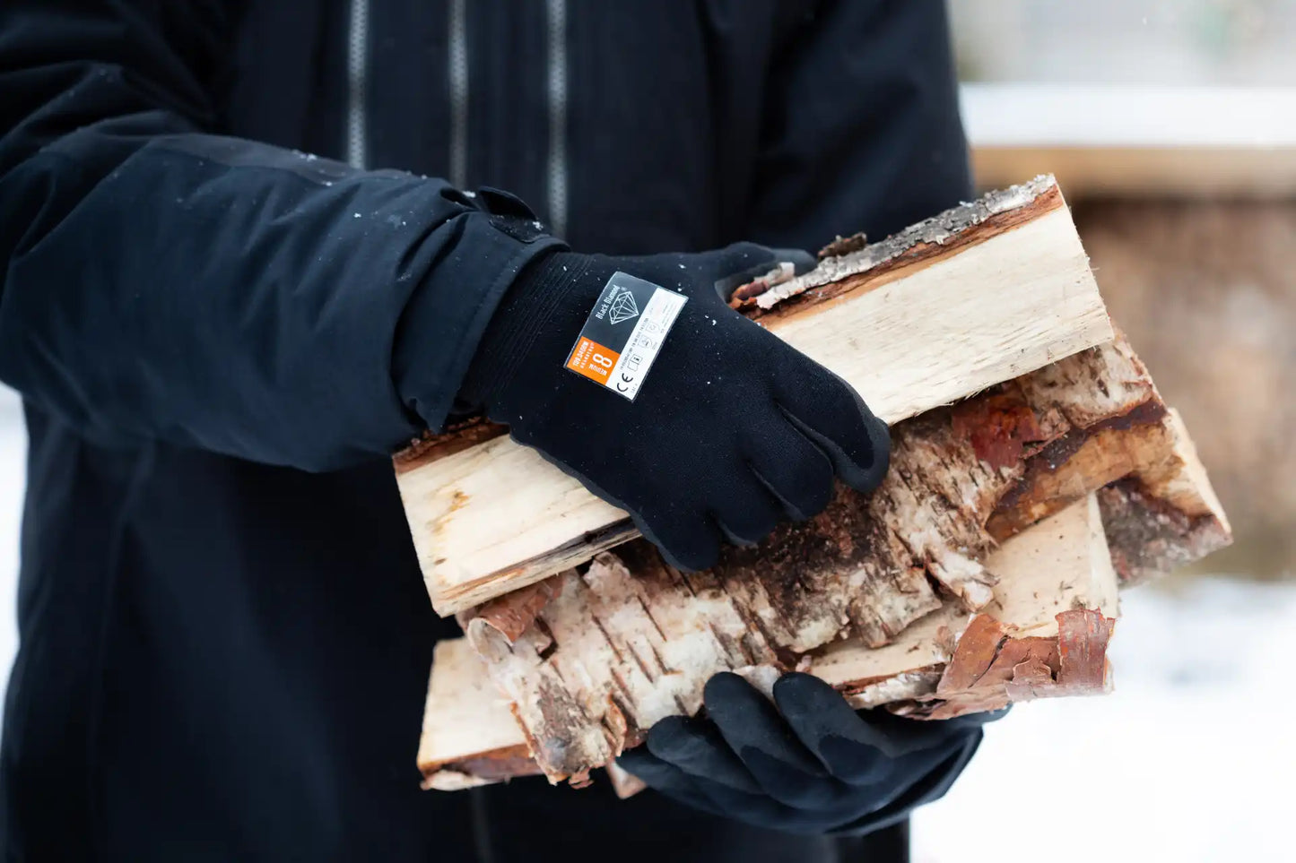 Granberg 0400W vinterhanske i bruk ved bæring av ved – utmerket grep og isolasjon i kulde