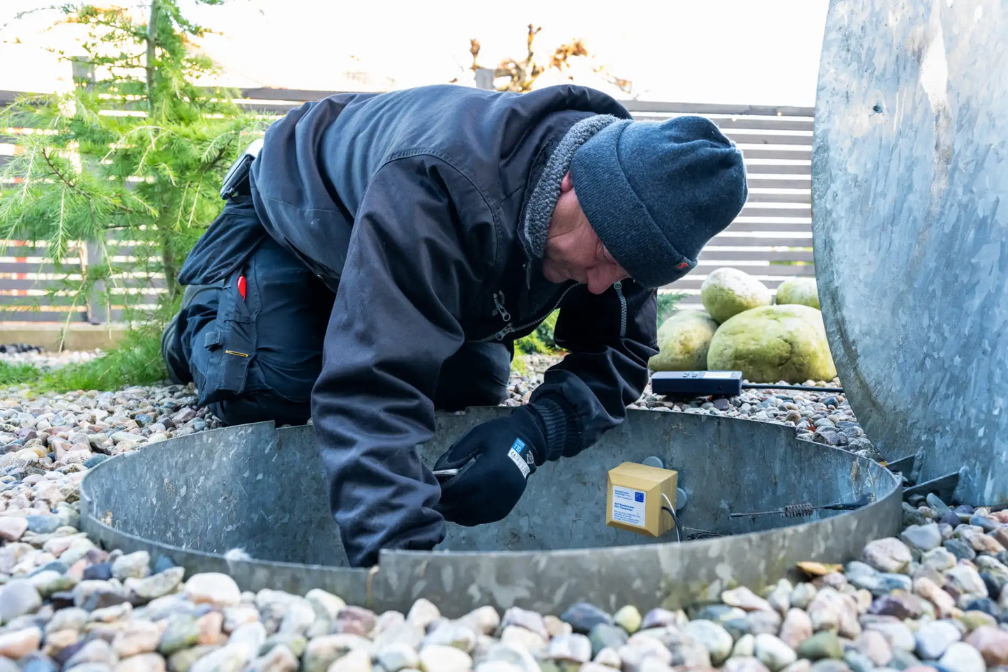 Arbeider iført Granberg 0400W vinterhansker under montering utendørs – hansker med varme og presis passform