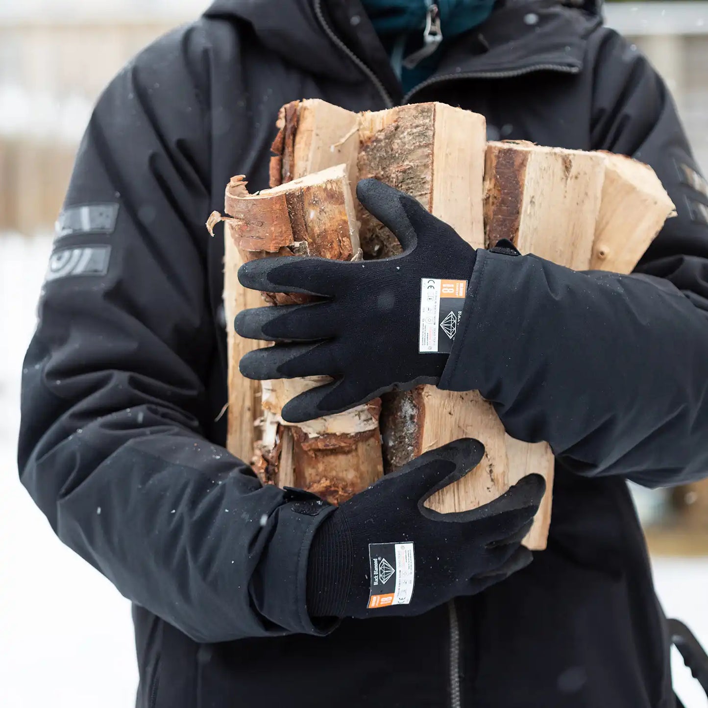 Portrett av arbeider iført Granberg 0400W vinterhansker – komfortable og varme arbeidshansker for vinterbruk