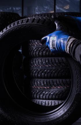 Nærbilde av sandaktig nitrilgrep på Granberg 0490 hansker som sikrer friksjon på dekk