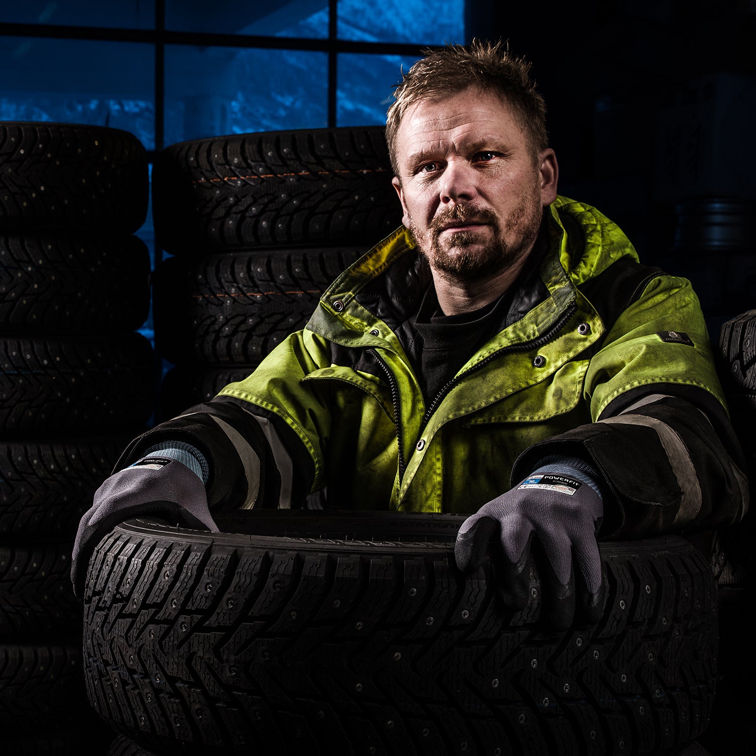 Granberg 0550 monteringshansker i bruk på dekkverksted – nitrilskumbelegg gir sikkert grep og langvarig komfort