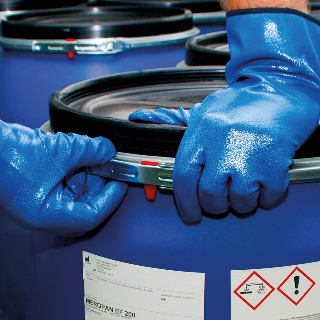 Granberg 0630W Chemstar vinterforet nitrilhanske i bruk på kjemikaliefat – sikkert grep i våte miljøer