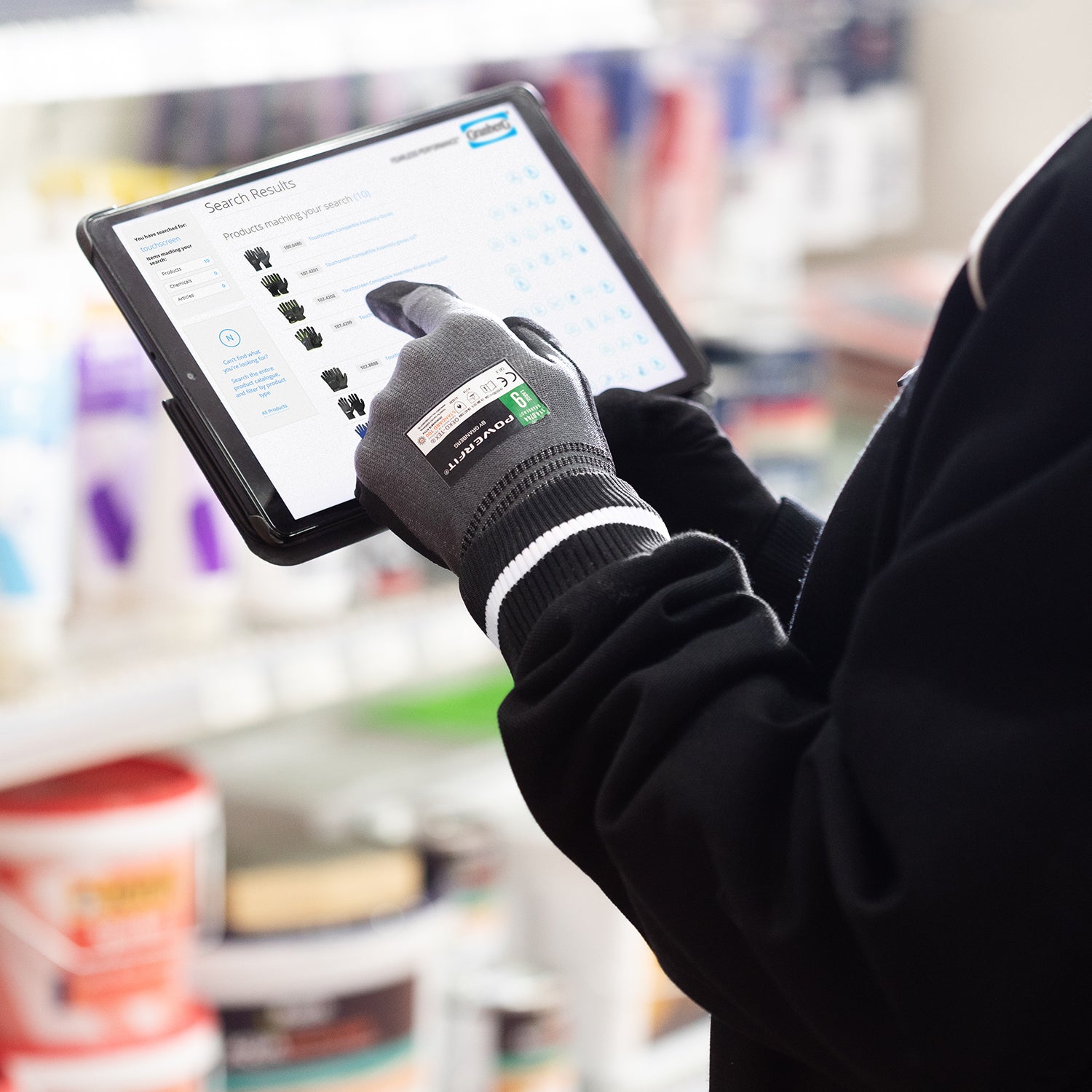 Granberg 0744 monteringshansker i bruk på nettbrett – touchvennlige hansker med nitrilbelegg for arbeid i industri og detaljhandel