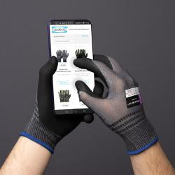 Granberg 0744 arbeidshansker brukt på mobil – berøringsskjermkompatible nitrilhansker med grep og varmebestandighet