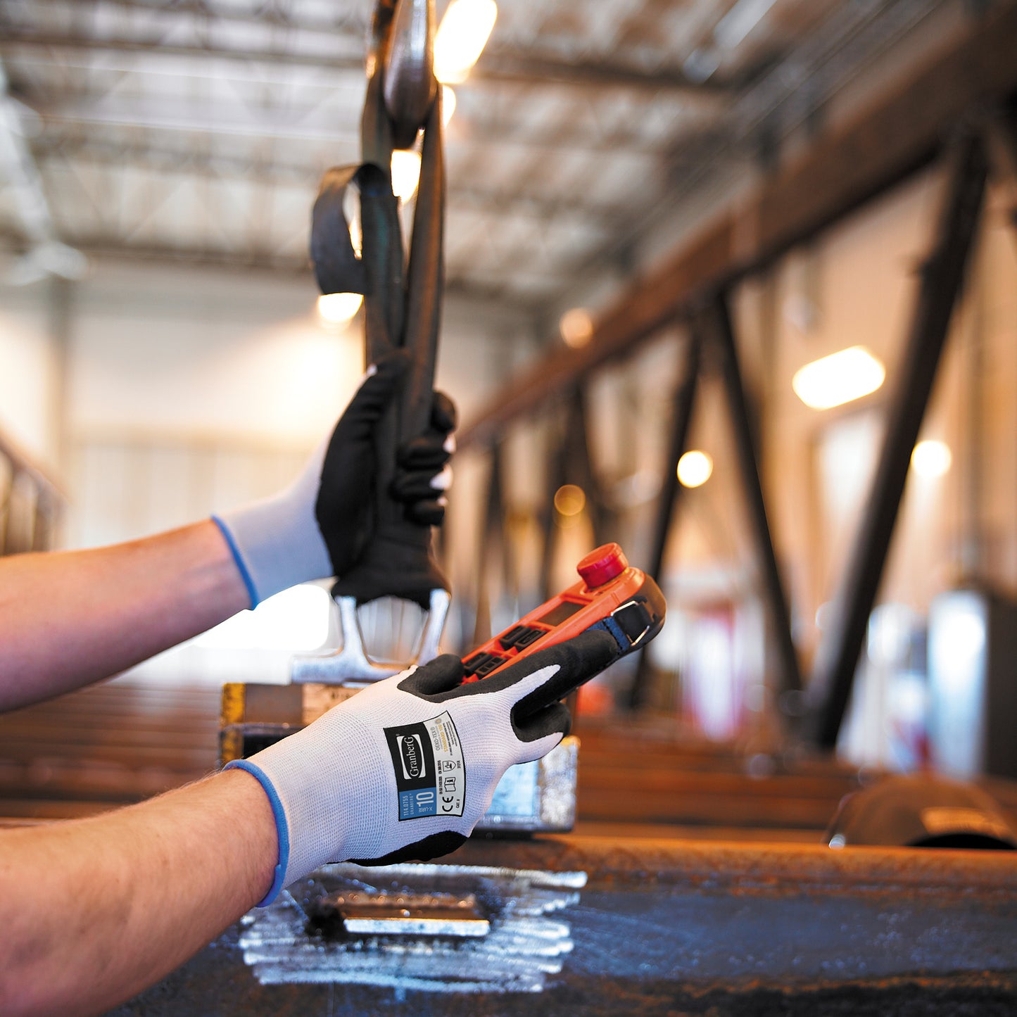 Granberg 0755 monteringshansker brukt i industrimiljø – presisjon og bevegelighet