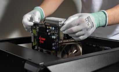 Granberg 0850 ESD-hansker i bruk ved montering av elektronikk/PCB