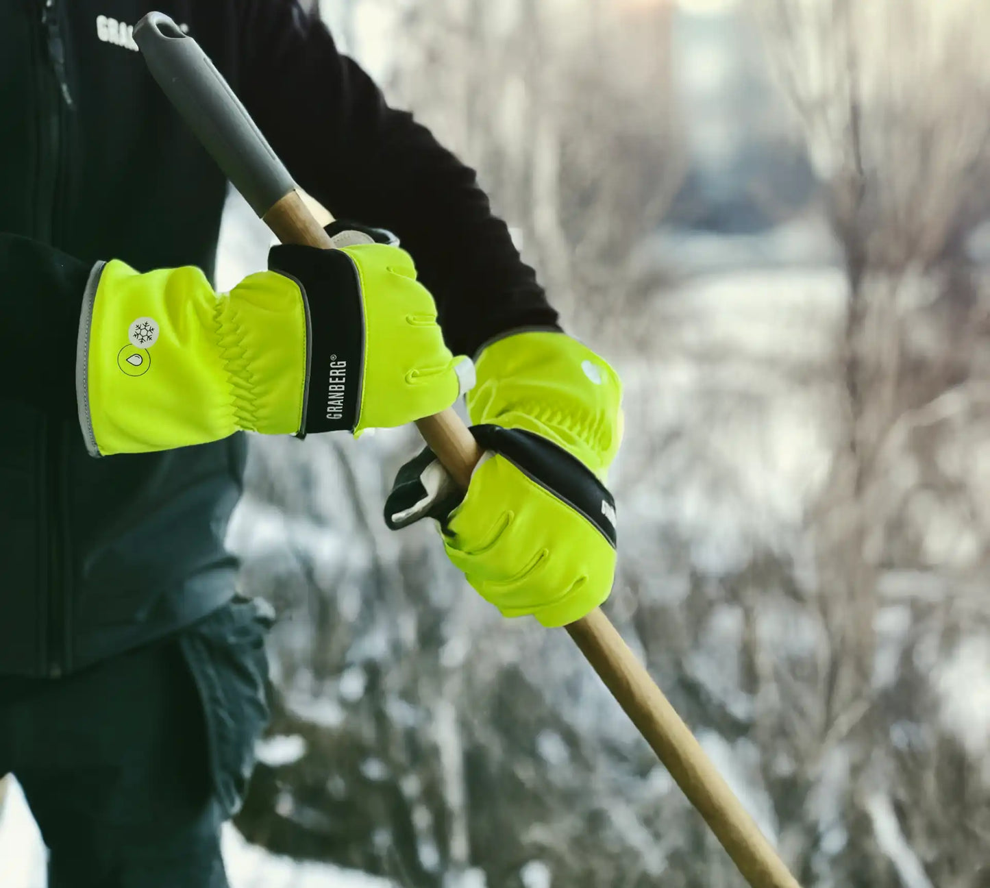Granberg 1055 vinterhansker i bruk under utearbeid – fluoriserende gule hansker med svart mansjett og geiteskinnshåndflate for sikkert grep i kaldt vær.