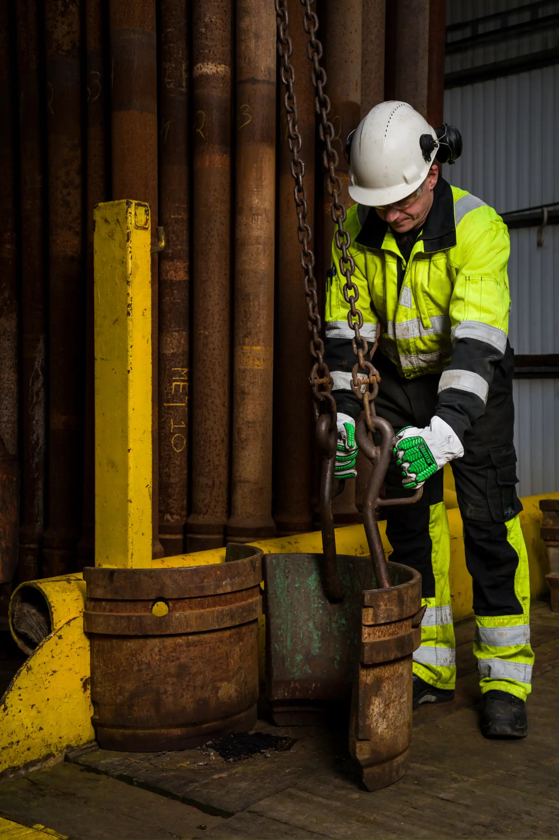 Granberg 1190 arbeidshansker med slag- og kuttbeskyttelse under bruk av verktøy