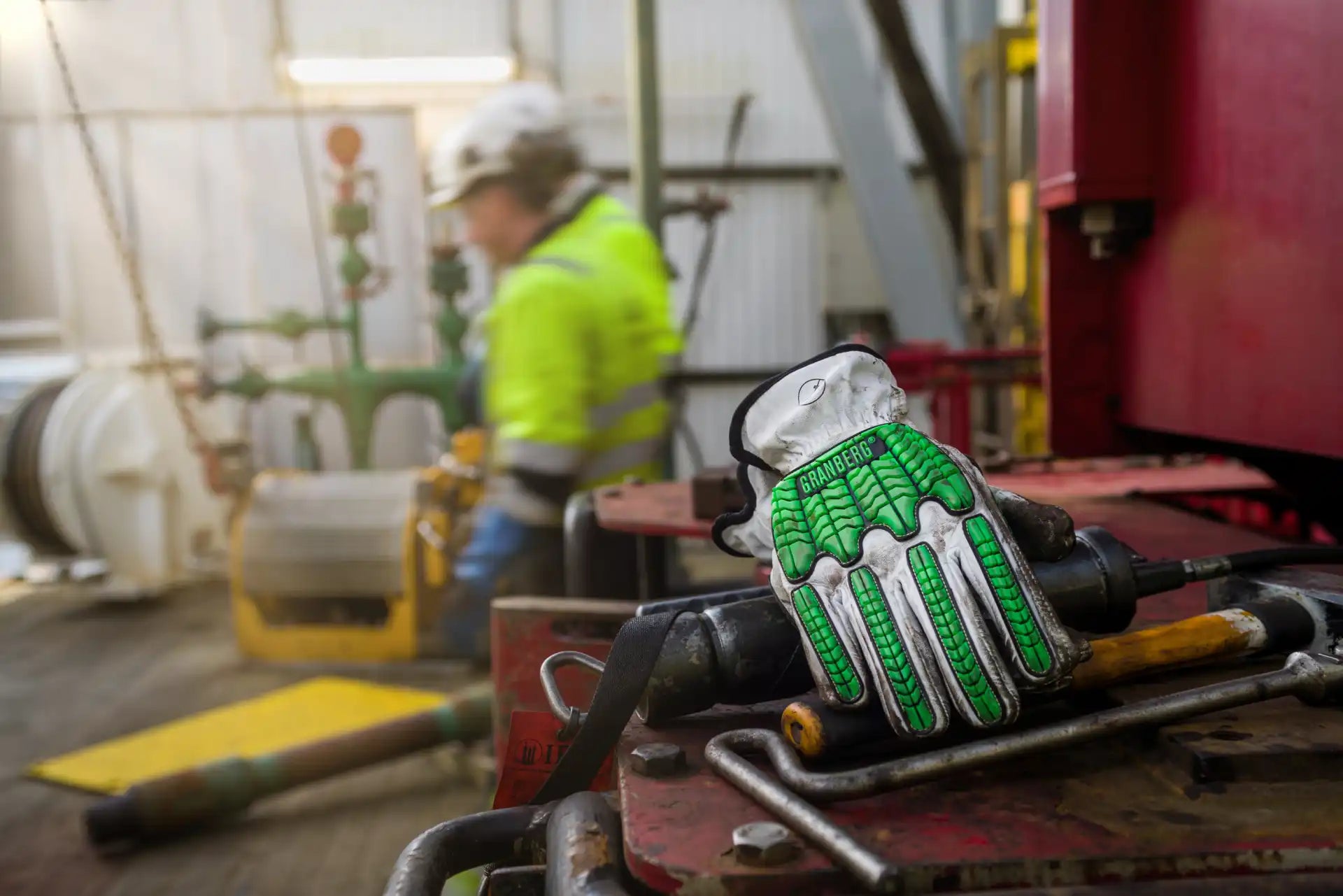 Granberg 1190 arbeidshansker med verktøy på bord – slitesterke og vanntette