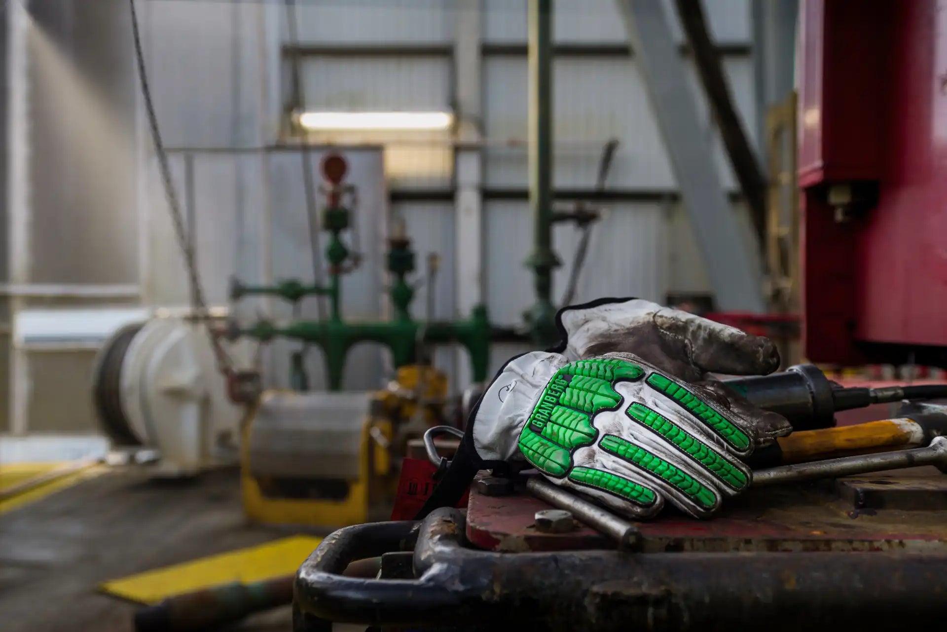 Granberg 1190 hansker med kutt- og slagbeskyttelse liggende på bord