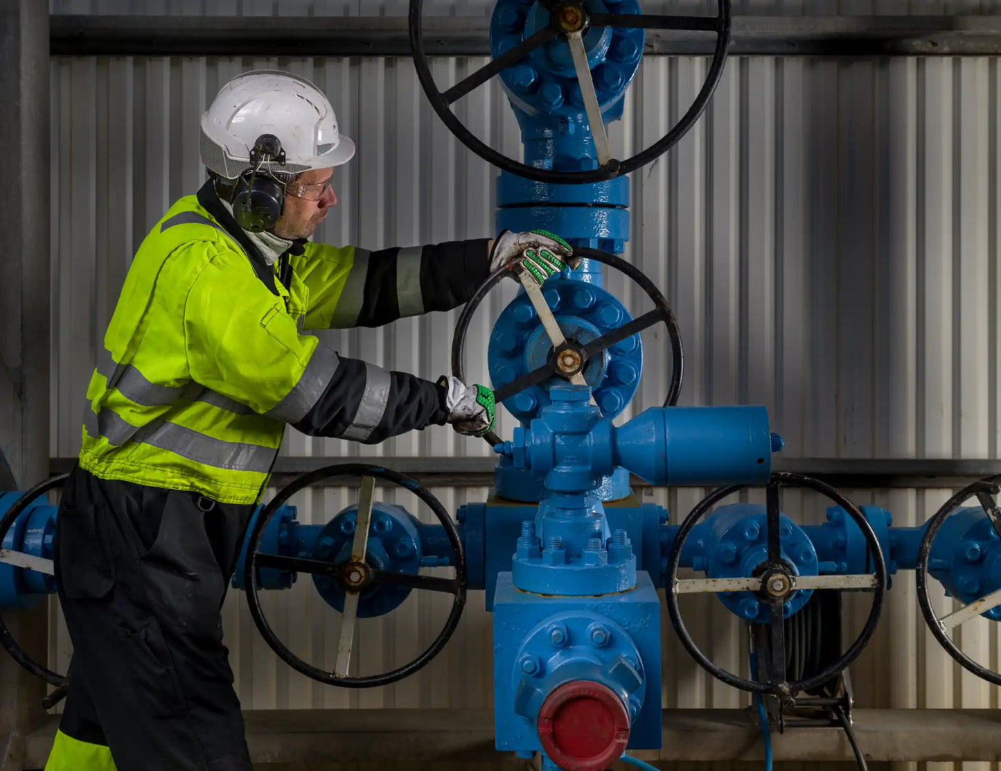 Granberg 1190 hansker i arbeid med ventil – vanntette og slitesterke