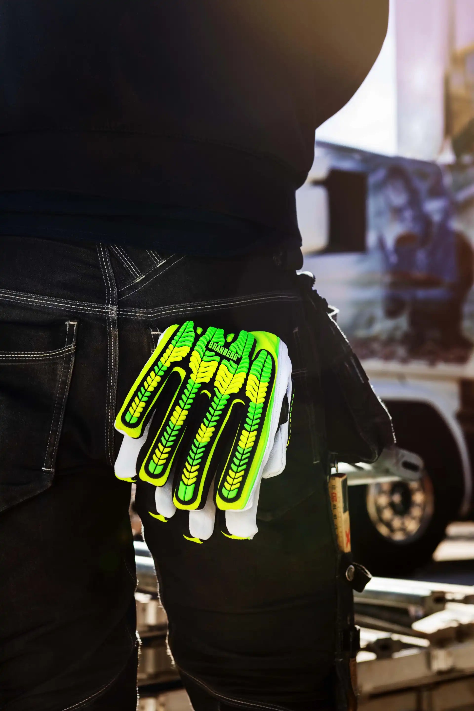 Granberg EX 3260 hansker i bruk; hi-viz TPR på håndbaken for støtbeskyttelse i krevende miljø.