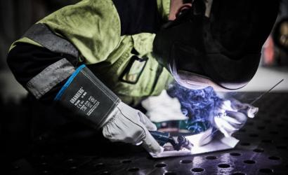 Sveiser bruker GRANBERG 3400 hansker – nærbilde under arbeid i varme omgivelser med fokus på hanskens grep