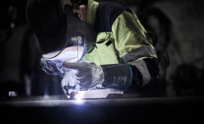 TIG-sveiser med GRANBERG 3400 hansker – nærbilde av sveising med synlig lysbue og god passform
