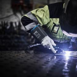 GRANBERG 3400 TIG-hansker i bruk under sveising – vises tydelig i arbeid med presisjon og kontroll

