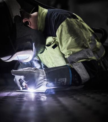 TIG-sveising med GRANBERG 3400 hansker – vises i aktiv bruk med tydelig røyk og varme, hanskene godt synlige
