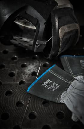 GRANBERG 3400 TIG-hansker av geiteskinn – produktfoto med hansker og sveiseutstyr liggende på arbeidsbenk