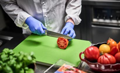 Granberg 624 indigo Soft Nitrile engangshansker brukt ved matlaging – kutter tomat på kjøkken, matgodkjent