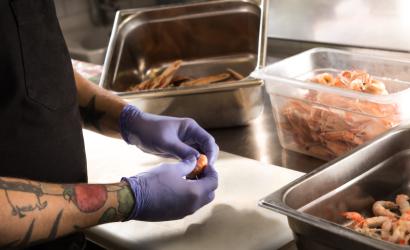 Granberg 624 indigo Soft Nitrile engangshansker brukt ved håndtering av sjømat – skreller reker på storkjøkken, matgodkjent
