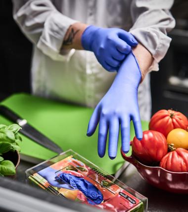 Granberg 624 indigo Soft Nitrile engangshansker tas på før matlaging på kjøkken – matgodkjent
