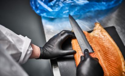 Kokk fileterer laks med svarte nitrilhansker – Granberg 633 Soft Nitrile, pudderfri og matgodkjent