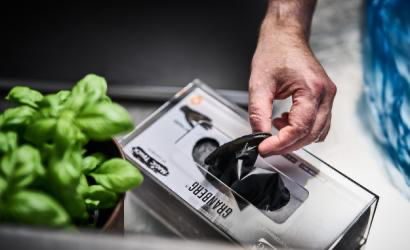 Hånd trekker ut Granberg 633 svart nitrilhanske fra eske – Soft Nitrile, pudderfri og matgodkjent