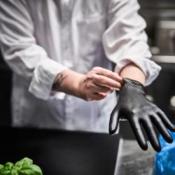 Kokk tar på Granberg 633 svarte nitrilhansker – Soft Nitrile, pudderfri og matgodkjent