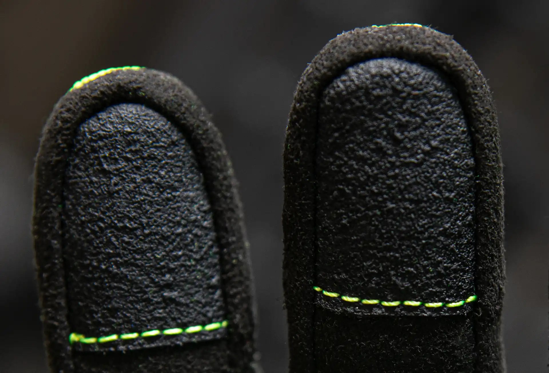 Detalj av KR-Grip™ i håndflate på Granberg 9002 for sikkert grep i våte forhold