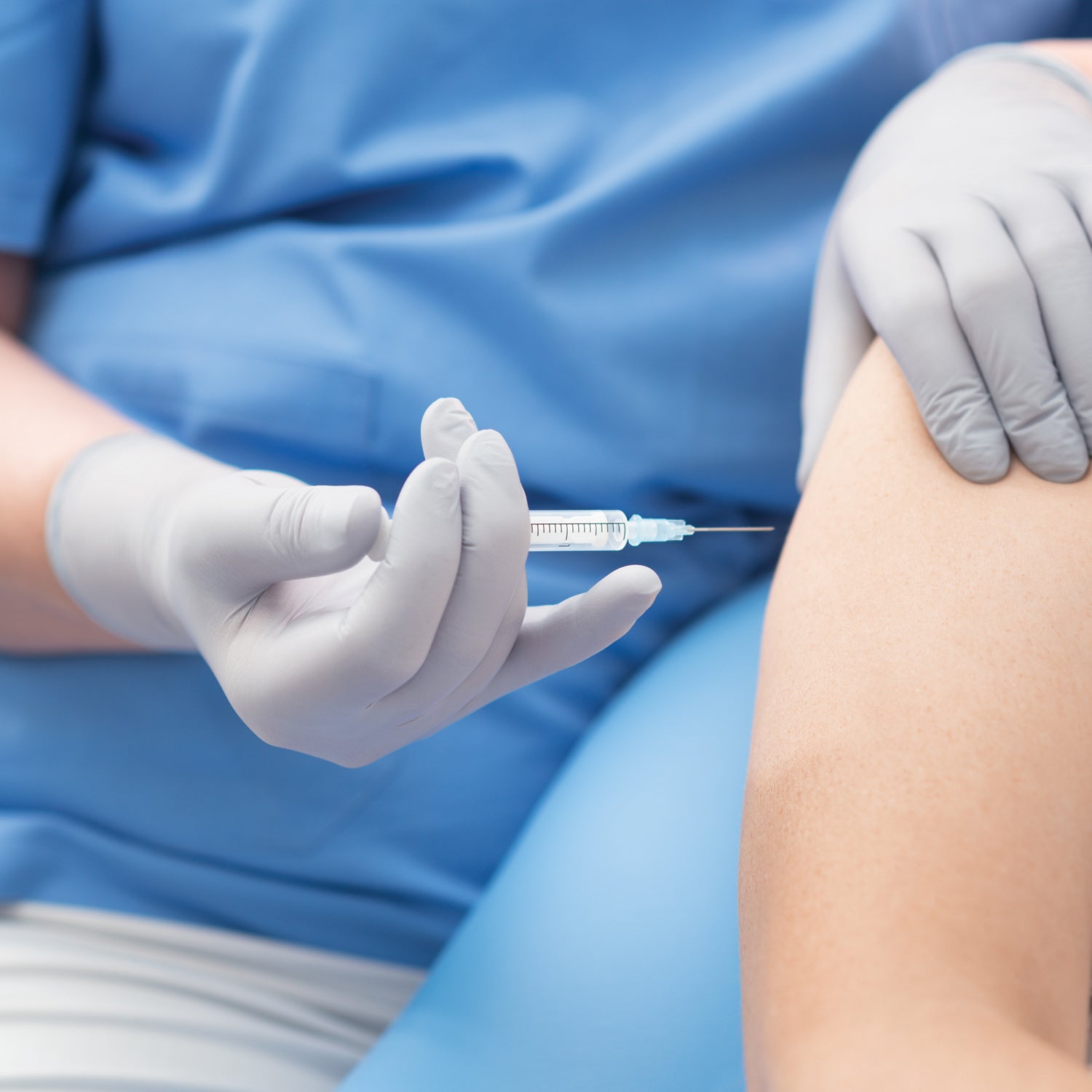 Helsepersonell med COATS® nitrilhansker gir injeksjon; hudvennlig, pudderfri medisinsk hanske