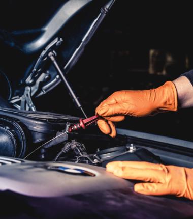 Granberg 960 oransje nitril engangshansker brukt ved bilservice i motorrom – fiskeskjellgrep for sikkert tak i oljete miljø
