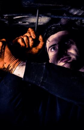 Granberg 960 oransje nitril engangshansker brukt av mekaniker under bil – fiskeskjellgrep for sikkert tak i trange, oljete omgivelser
